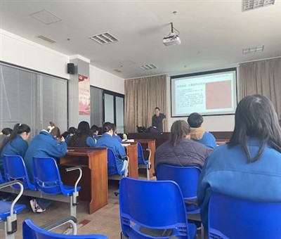 Wu Yiyuan professzor tervezési előadást tart a Dongsheng szőnyegen